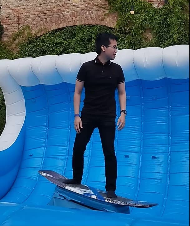 Duc surfing